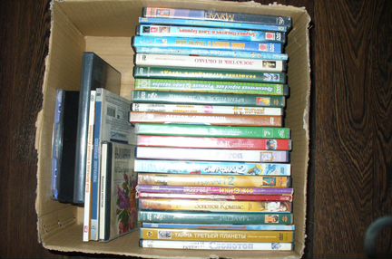 Коробка с детскими фильмами и мультиками