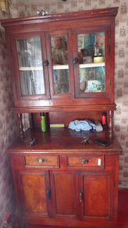 Старинный кухонный шкаф