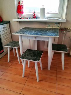 Кухонный стол и три стула