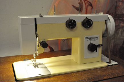 Швейная машинка «Чайка» со столом, ножной привод