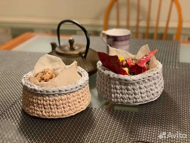 Джутовая корзинка вязаная