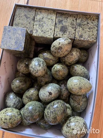 Яйца декоративные и постаменты из камня змеевик