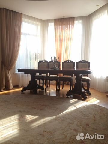 Большой обеденный стол