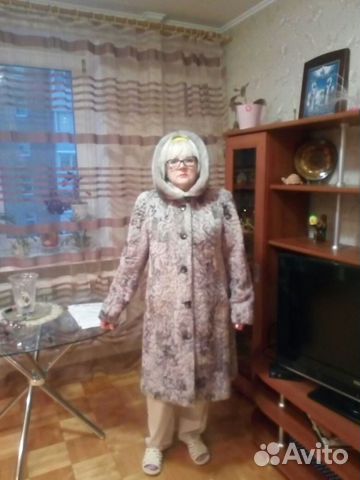 Шуба жен. новая мутон под каракуль св.-серый 50 р