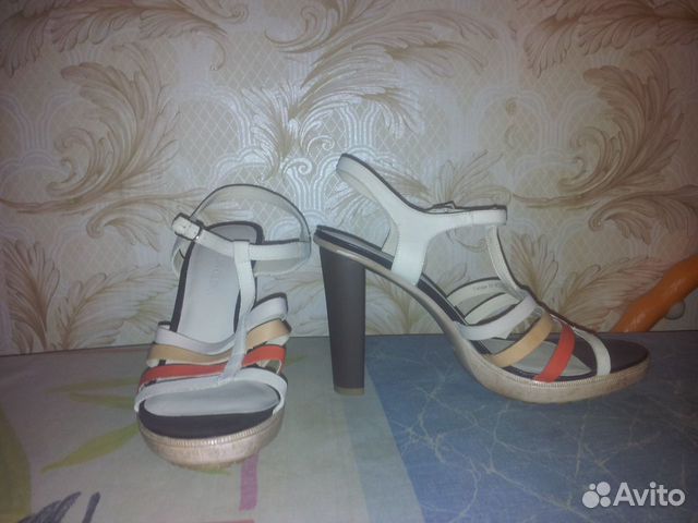 Открытые туфли на высоком каблуке