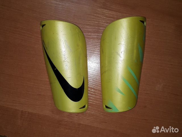 Футбольные щитки Nike