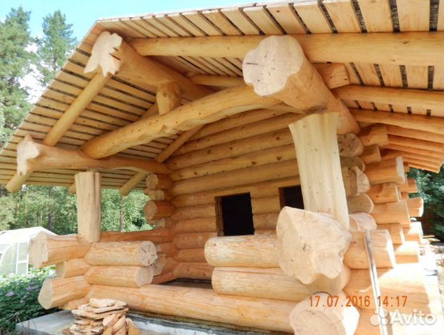 Сруб дома из рубленного бревна в диком стиле