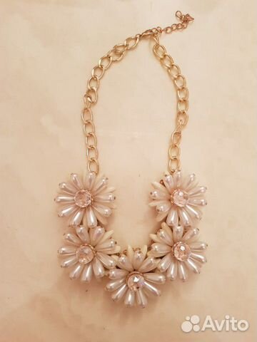 Колье в виде цветочков Колье в виде цветочков