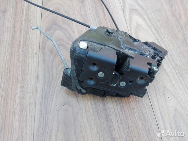 Замок задней двери левый mazda 3 BK