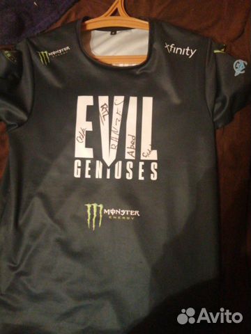 Футболка Evil genius с афтограффами всех игроков Футболка Evil genius с афтограффами всех игроков