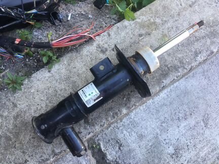 Mercedes W212 W218 AMG аммортизатор правый