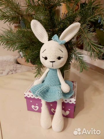 Плюшевый заяц вязаный