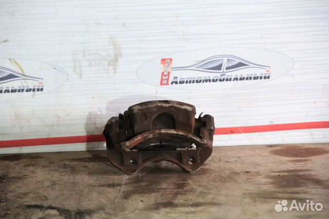 Суппорт перед лево c Nissan Laurel HC35 RB20DE