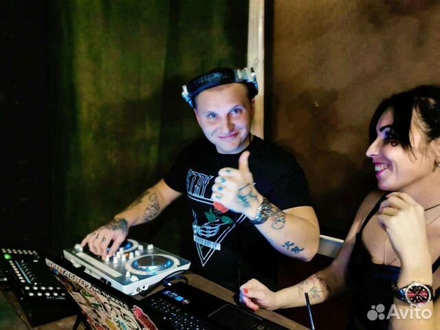 DJ, ди джей (со своим звуковым оборудованием)