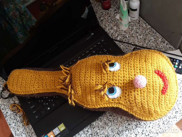 Гитара (подушка) вязаная