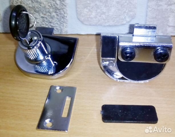 Петли, ручки и замочки для стеклянных дверок