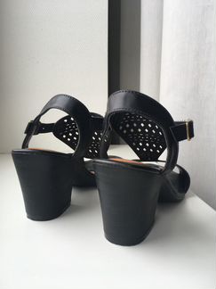 Новые босоножки геометр узор, р34-35 +черные бусы