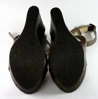 Новые босоножки цвет платина