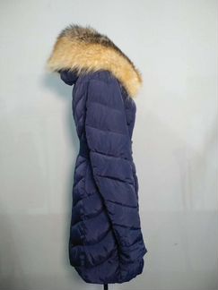 Зимний синий пуховик с мехом енота