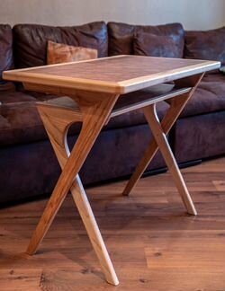 Стол для рукоделия из натурального дерева