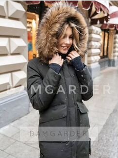 Пуховик новый с натуральным мехом на молнии цвета