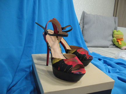 Изысканные босоножки на шпильке р-р 37