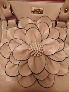 Сумка бежевая с цветком новая