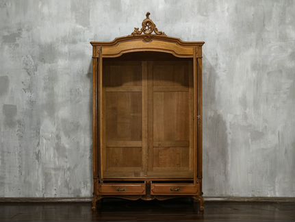 Антикварный двустворчатый шкаф