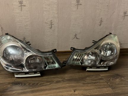 Продаю две фары на nissan wingroad y12
