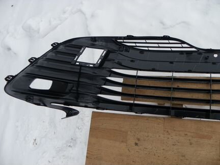 Решетка переднего бампера Тойота Камри 70 V70