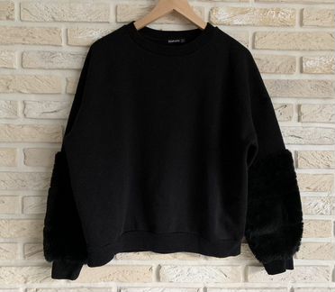 Чёрная кофта Stradivarius с пушистыми рукавами