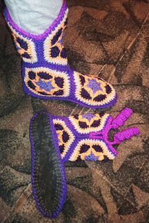 Домашние вязаные сапожки