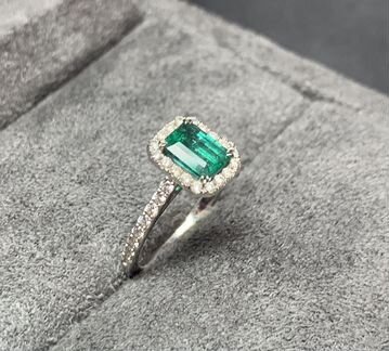 Золотое кольцо с изумрудом и бриллиантами