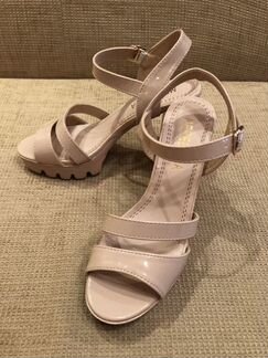 Босоножки новые