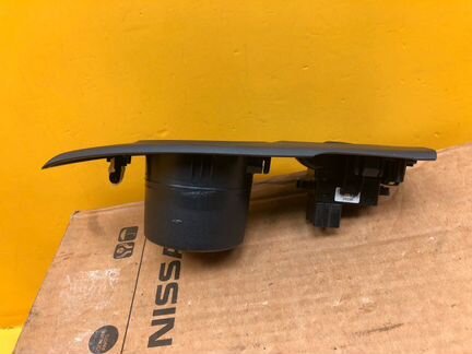 Кнопка стеклоподъемника задняя левая Nissan