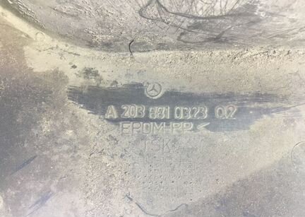 Подкрылок Mercedes W203
