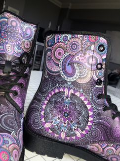 Дизайнерские ботинки и сумка с символом хиппи