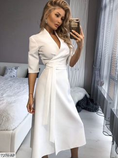 Лаконичное белое платье на запах