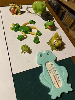 Лягушки статуэтки, игрушки, шкатулка разные