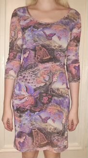 Платье сиреневое с ярким принтом