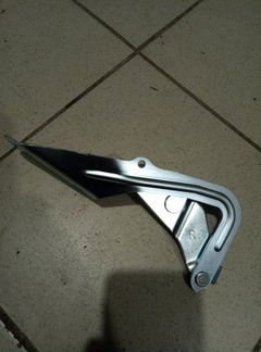 Петля капота передняя правая Ford Focus 2009