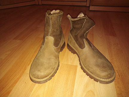 Женские высокие ботинки или даже сапоги