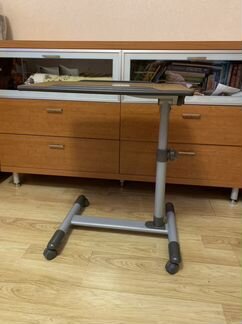 Компьютерный стол для ноутбука