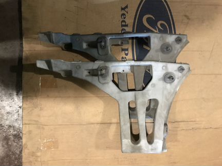 Кронштейн левый заднего бампера Форд Фокус 1