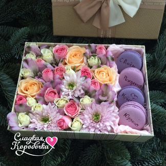 Цветы с макаронс в коробке