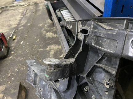 Q7 4L передняя рамка радиаторов, телевизор