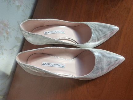 Серебристые туфли-лодочки