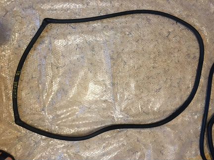 Уплотнитель задней двери кузова на Pontiac Vibe 03