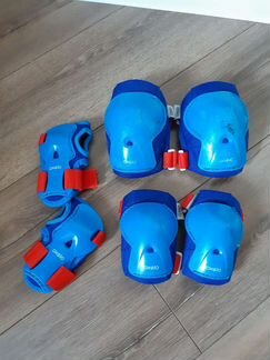 Роликовые коньки, защита и шлем