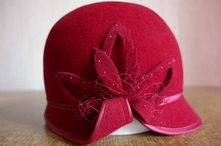 Фетровая шляпка с цветком